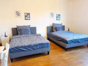 two beds sitting next to each other in a bedroom at Bad Homburg Wohnung in Bad Homburg vor der Höhe +2 photos
