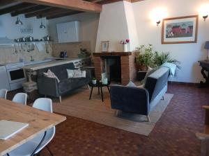 sala de estar con 2 sofás y chimenea en Moulin de Sansonneche - Gite Laine 