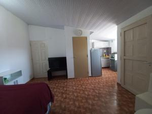 福尔摩沙CONFORT ALOJAMIENTO的大客房设有带冰箱的厨房