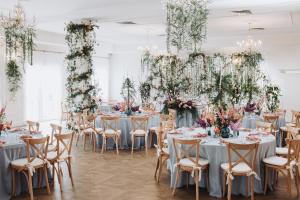 einen Hochzeitsempfang in einem weißen Raum mit Tischen und Stühlen in der Unterkunft B&B Lawendowy Pałacyk in Błonie