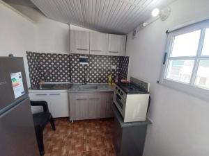 福尔摩沙CONFORT ALOJAMIENTO的一间带炉灶和窗户的小厨房