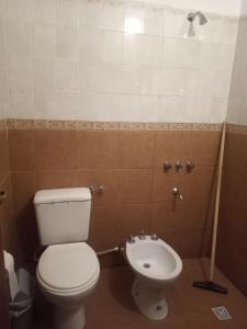 ein Bad mit einem WC und einem Bidet in der Unterkunft Hostal Tía Dora in San Salvador de Jujuy