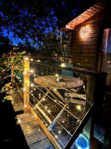La cabane des amoureux في بارجولس: طاولة زجاجية مع لوح ركوب الأمواج في الشرفة في الليل