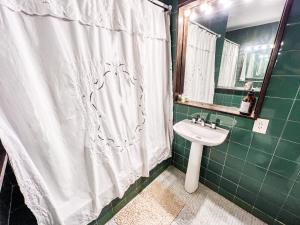 a bathroom with a white shower curtain and a sink at RentUp - Ubicacion privilegiada, junto a los Bosques de Palermo in Buenos Aires