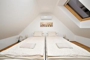 Posteľ alebo postele v izbe v ubytovaní Palmy Apartmanhouse Maglód