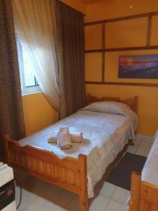 een slaapkamer met een bed met twee handdoeken erop bij SMALL COTTAGE ASTERIA in Agria