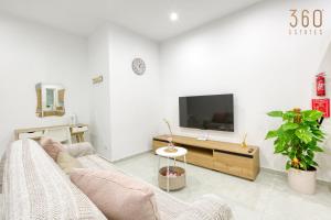 een woonkamer met een bank en een tv bij Modern fully Equipped 1BR home in St Julians by 360 Estates in St Julian's