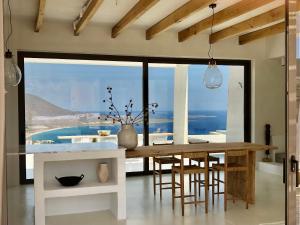 - une salle à manger avec une table et une vue sur l'océan dans l'établissement Mr. Bliss, à Avlemonas