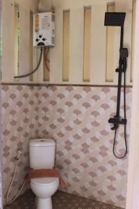 y baño con aseo y ducha. en Lamina Repoq Hiils, en Kuta Lombok