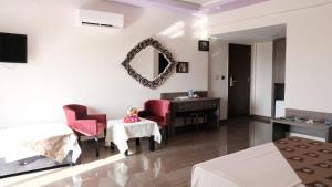 Habitación de hotel con mesa y espejo en Truva Life Hotel, en Samandağı