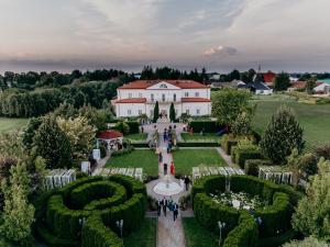 una vista aérea de un jardín con un edificio en B&B Lawendowy Pałacyk, en Błonie