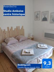 a bedroom with a bed with two towels on it at Studio Amboise centre historique in Amboise