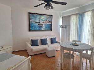 sala de estar con sofá y mesa en Apartamento frente al mar Juan dolio, en Juan Pedro