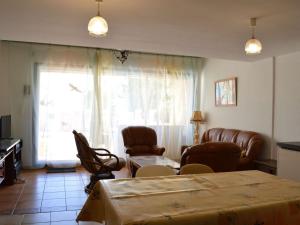 - un salon avec un canapé, une table et des chaises dans l'établissement Maison Fleury-Saint-Pierre-la-Mer, 5 pièces, 8 personnes - FR-1-229D-240, à Saint Pierre La Mer