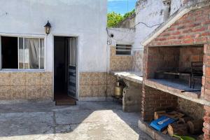 uma vista para o exterior de um edifício com um forno de tijolos em María Chusena alojamiento 3 em Fray Bentos