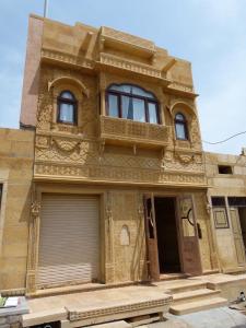 un edificio con un diseño ornamentado en Gajanand Guest House, en Jaisalmer