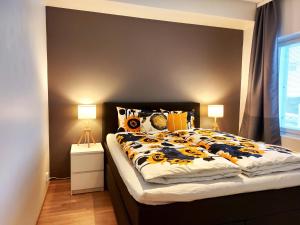 Un dormitorio con una cama grande con cabecero negro. en Tilava Saunallinen Kaksio Parkkipaikalla, en Tampere