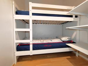 1 Schlafzimmer mit 2 Etagenbetten in einem Zimmer in der Unterkunft Tilava Saunallinen Kaksio Parkkipaikalla in Tampere