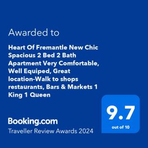 Et logo, certifikat, skilt eller en pris der bliver vist frem på Heart Of Fremantle New Chic Spacious 2 Bed 2 Bath Apartment Very Comfortable, Well Equiped, Great location-Walk to shops restaurants, Bars & Markets 1 King 1 Queen