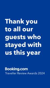 Rwandeka في كيغالي: خلفية زرقاء مع الكلمات شكرا لجميع الضيوف الذين بقوا معنا