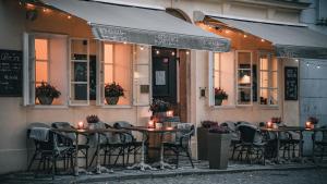 布拉格的住宿－Residence Dvorak，一群桌子和椅子在餐厅外