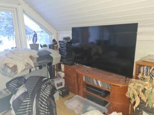 - un salon avec une grande télévision à écran plat dans l'établissement Norra stenarmen 5, à Piteå