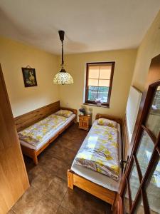 Llit o llits en una habitació de Domki U Tarnawy