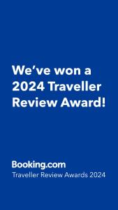 een blauw bord dat zegt dat we een Traveller Review Award hebben gewonnen bij Appart -Rés du Parc-Hardelot-plage in Hardelot-Plage