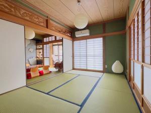 una habitación con paredes verdes y una habitación con en Shachihoko 海辺の一棟貸切ヴィラ しゃちほこ en Imari