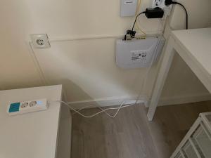 een kamer met een witte muur en een boiler bij Céntrico Hospedaje en Vigo in Vigo