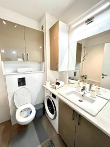 uma casa de banho com um WC e um lavatório em New cozy apartment in Otopeni near airport em Otopeni
