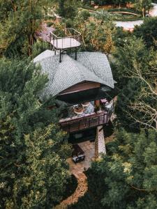 uma vista superior de uma casa com um telhado em The Chamuang Forest em Ban Dong