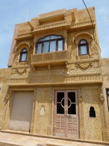 un edificio ornamentado con puerta y ventanas en Gajanand Guest House, en Jaisalmer