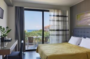 ein Hotelzimmer mit Bett und Balkon in der Unterkunft Paspalis Hotel in Skala + 53 Fotos