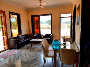 een woonkamer met een bank en een tafel bij Shiv villa in Saralgaon