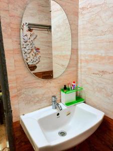 een badkamer met een wastafel en een spiegel bij Shiv villa in Saralgaon