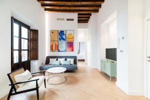 sala de estar con sofá y TV en Apartamento Gracia, en Granada