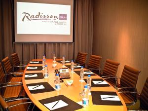 Zona business o sala de conferencias en Radisson Blu Anchorage Hotel