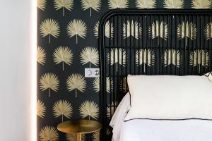 1 dormitorio con una pared de color negro y dorado en Apartamento Gracia, en Granada