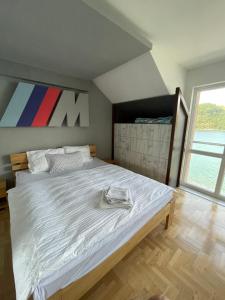 Un pat sau paturi într-o cameră la Bosnian Villa Gallant