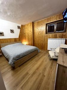 - une chambre avec un lit et un canapé dans l'établissement Residence Fonte Eremita, à Roccaraso