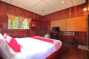 a bedroom with a bed and a television in it at OYO 476 Ban Rimnam Resort in Nakhon Pathom
