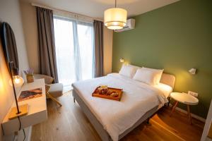 ein Schlafzimmer mit einem Bett und einem Tablett mit Teddybären darauf in der Unterkunft Design 1BDR Apartment near City Center in Sofia