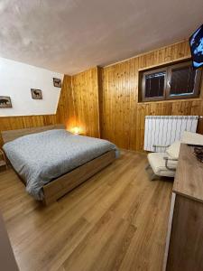 um quarto com uma cama e um sofá em Residence Fonte Eremita em Roccaraso