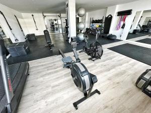 una habitación con un gimnasio con bicicletas y pesas en Modern Oasis - Pool, Gym & Tennis, en Puerto de la Cruz