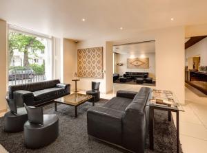 een woonkamer met een bank en een tafel bij Caesar Hotel in Londen