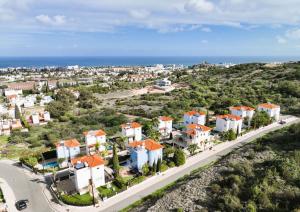 - une vue aérienne sur la ville et l'océan dans l'établissement Villa Ourania, à Protaras