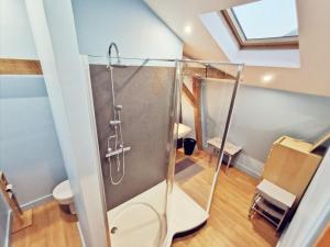 La salle de bains est pourvue d'une douche et d'une cabine de verre. dans l'établissement Maison Vanier - Duplex - centre-ville - Mon Groom, à Troyes