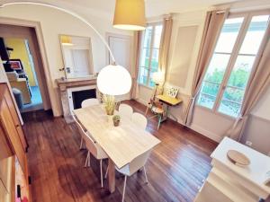 - une salle à manger avec une table et des chaises dans l'établissement Maison Vanier - Duplex - centre-ville - Mon Groom, à Troyes