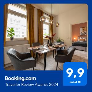 comedor con mesa y 2 sillas en maremar - Design Apartment - Luxus Boxspringbett - Zentral - Arbeitsplatz - Highspeed WLAN en Gera